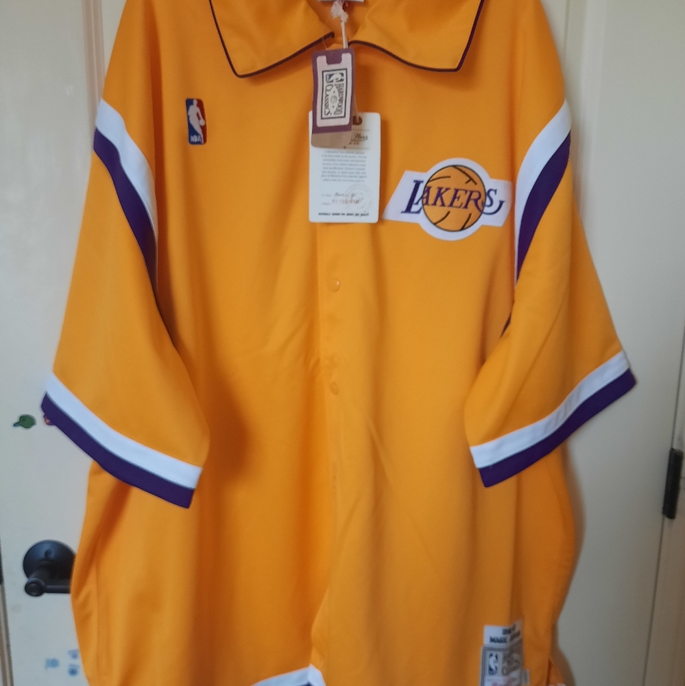 Los Angeles Lakers Majic Johnson's Vintage warm-up Shirt.